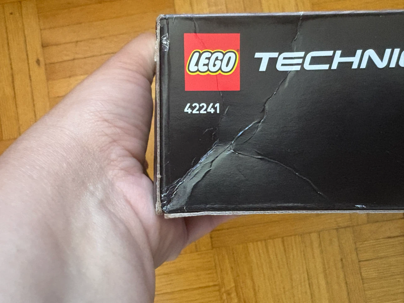 LEGO Technic Bugatti Chiron Pur Sport 42241 - photo 4