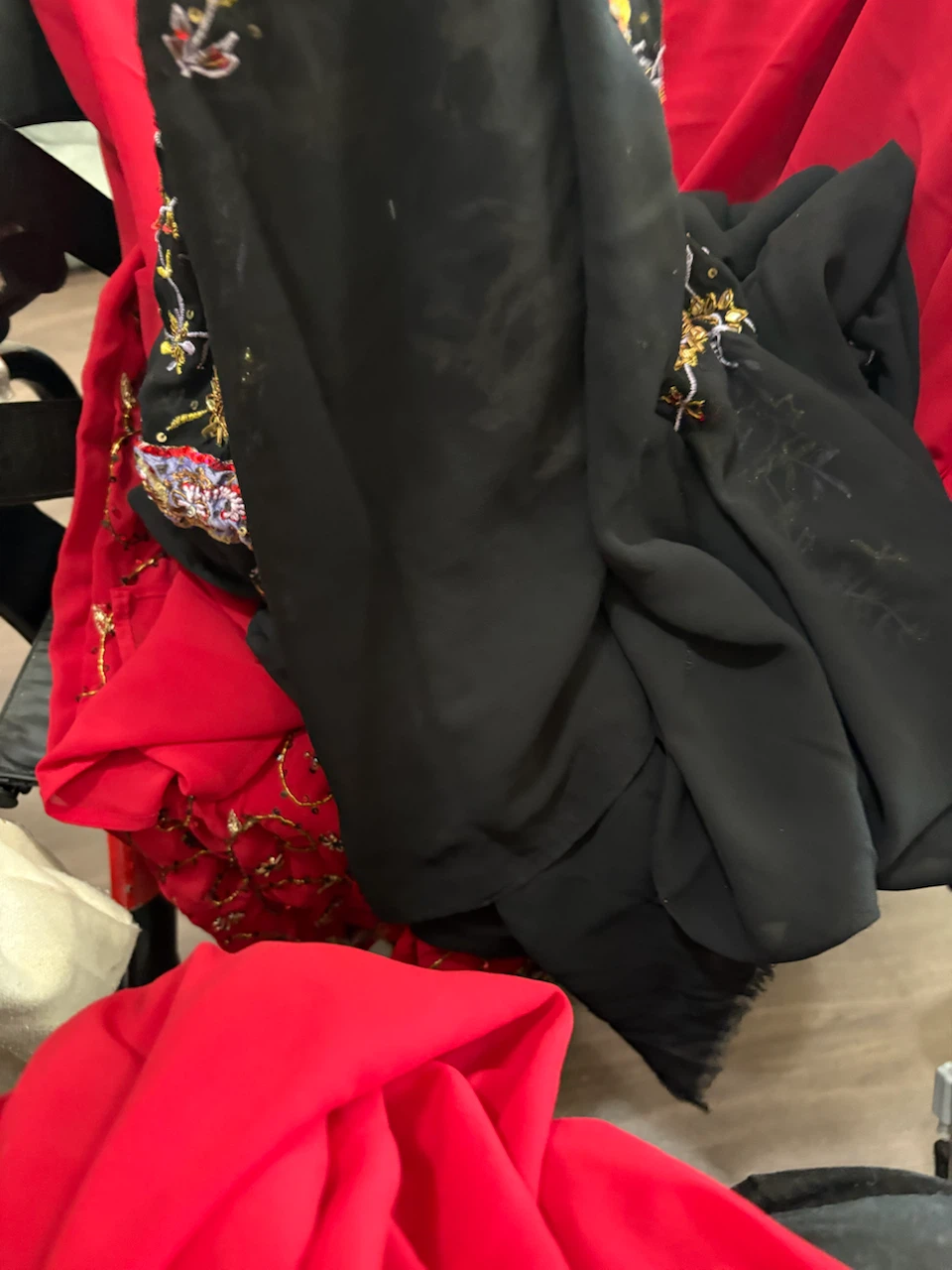 Embroidered black scarf - photo 2