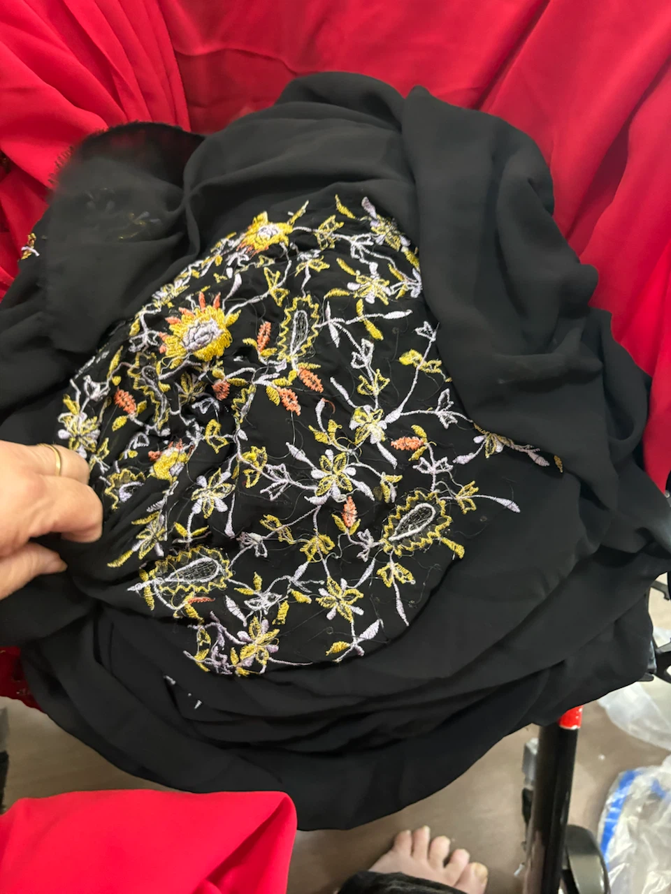 Embroidered black scarf - photo 3