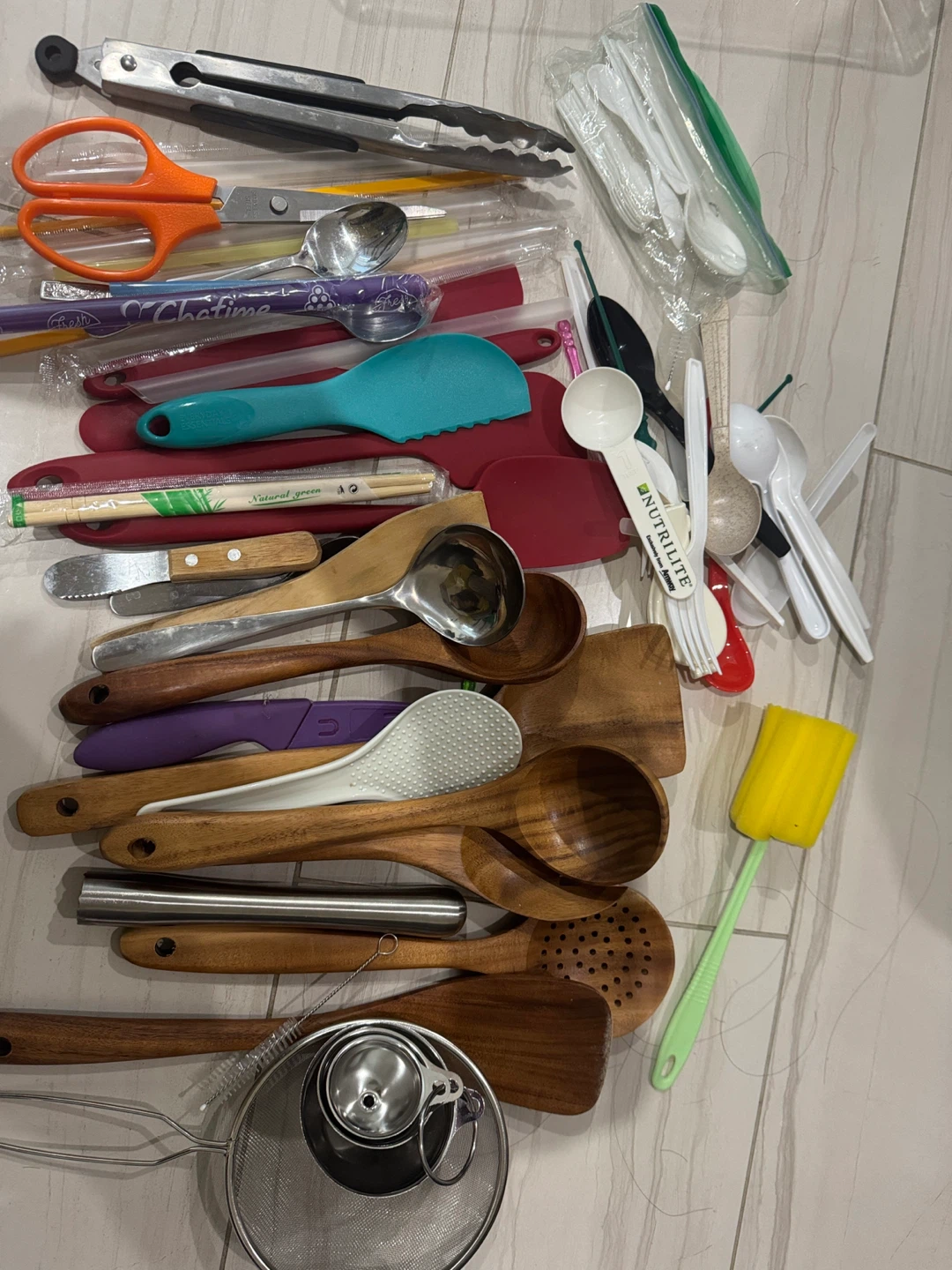 Large Assorted Kitchen Utensil Lot