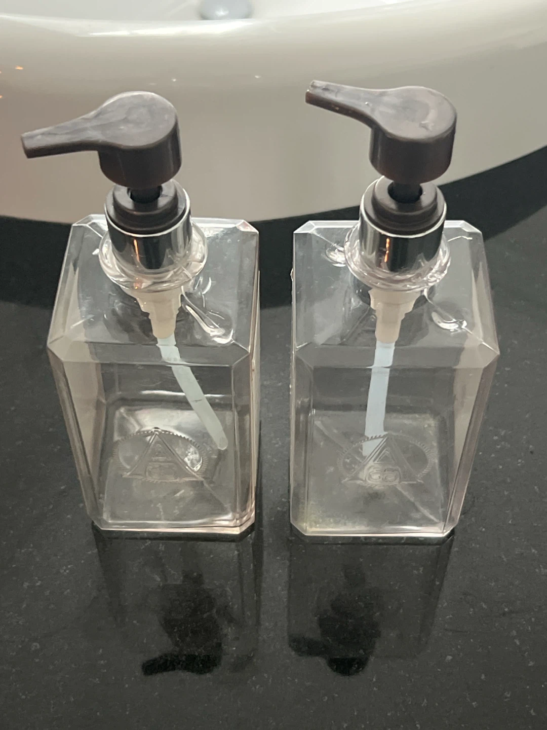 Set of 2 Refillable luxury empty pump bottles - photo 5