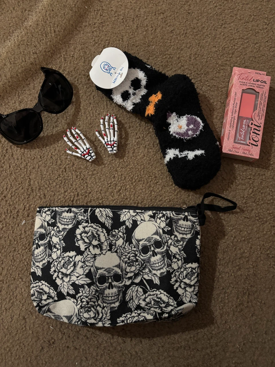 ONLY 4.00! NEW HALLOWEEN MAKEUP BAG SOCKS HAIR CLIPS AND LIP OIL