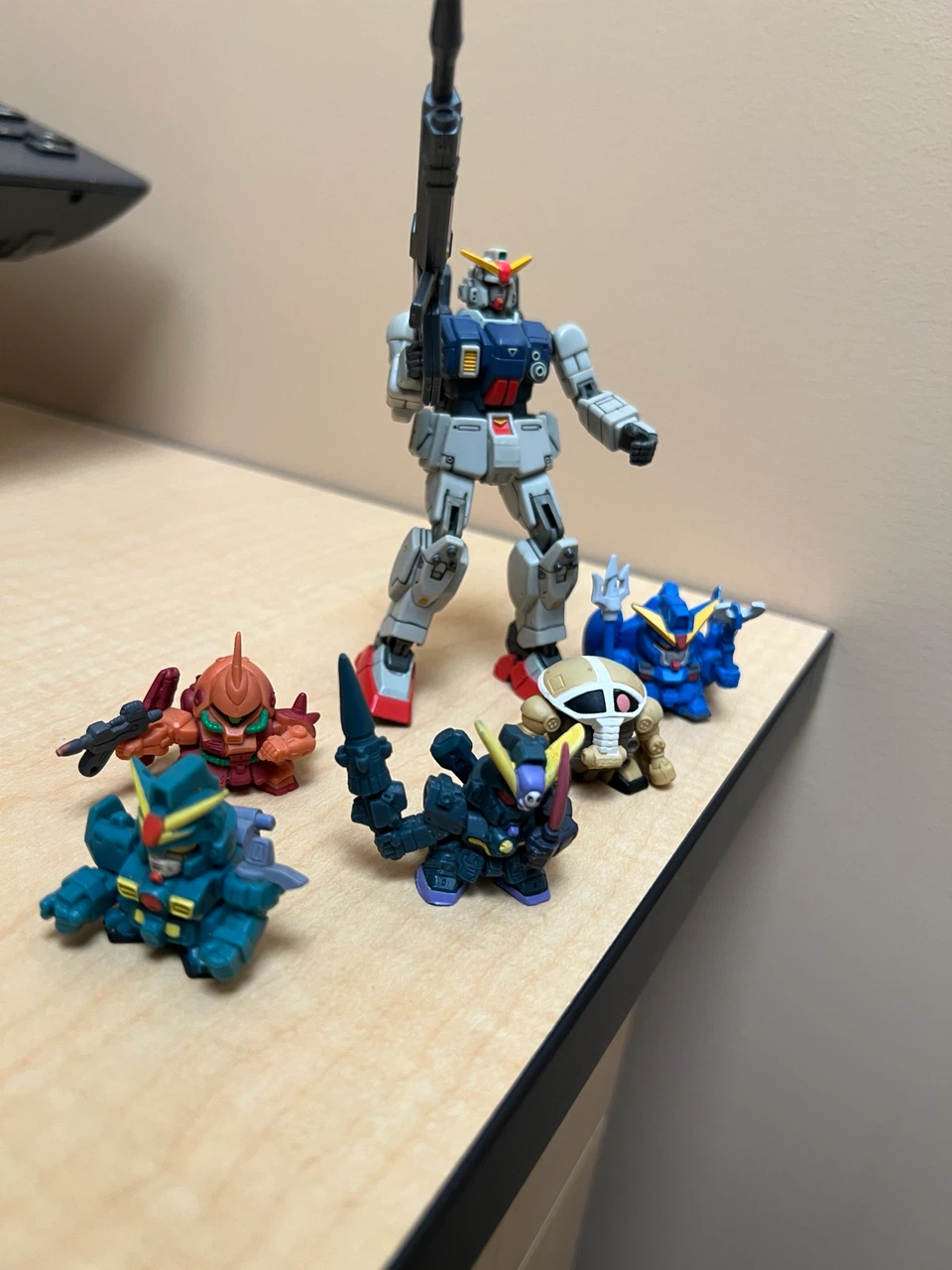 Gundam figures (1 larger model & 5 smaller chibi-style figures)