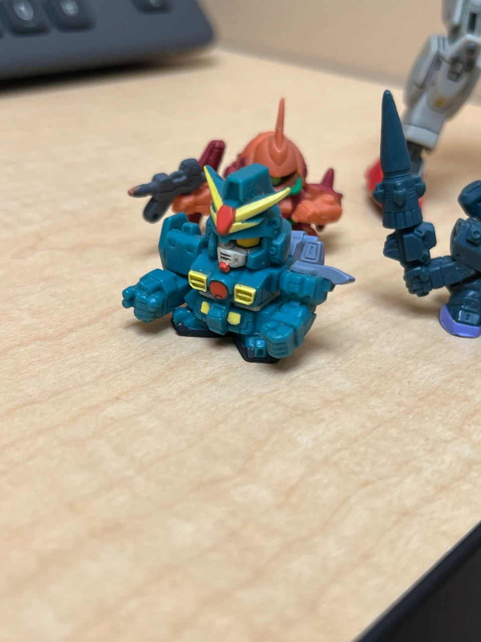 Gundam figures (1 larger model & 5 smaller chibi-style figures) - photo 2