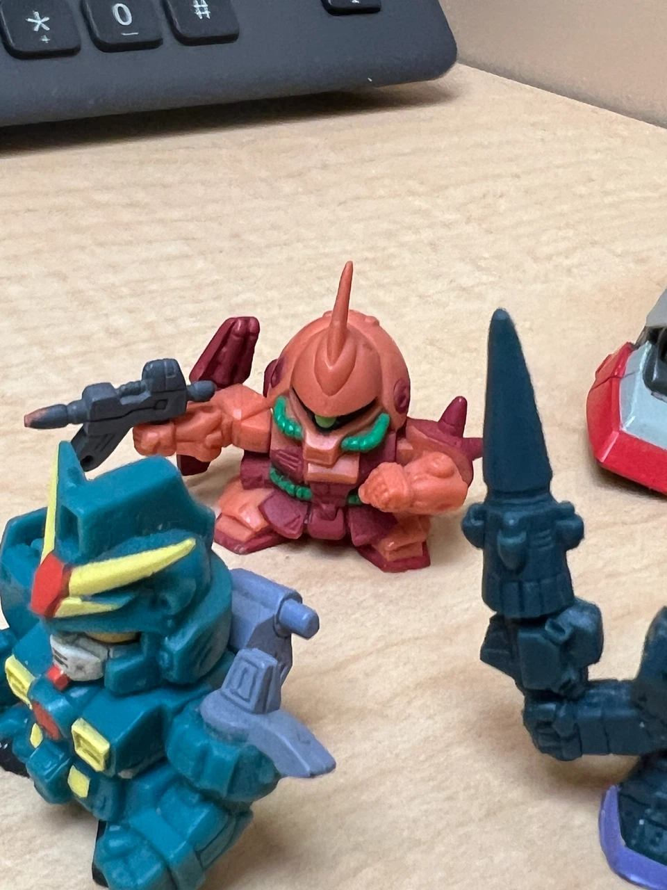 Gundam figures (1 larger model & 5 smaller chibi-style figures) - photo 3