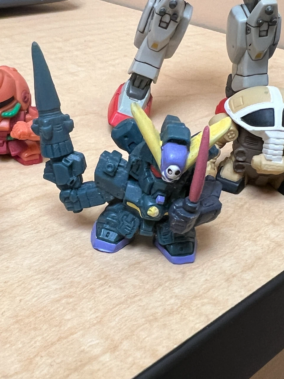 Gundam figures (1 larger model & 5 smaller chibi-style figures) - photo 4