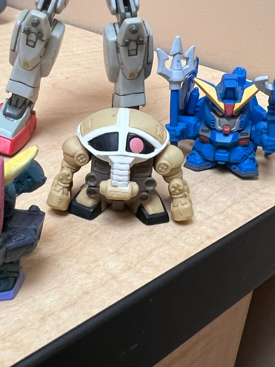 Gundam figures (1 larger model & 5 smaller chibi-style figures) - photo 5