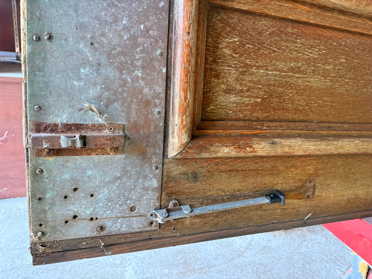 Vintage Oak Wood Door with Gothic Detailing - photo 2