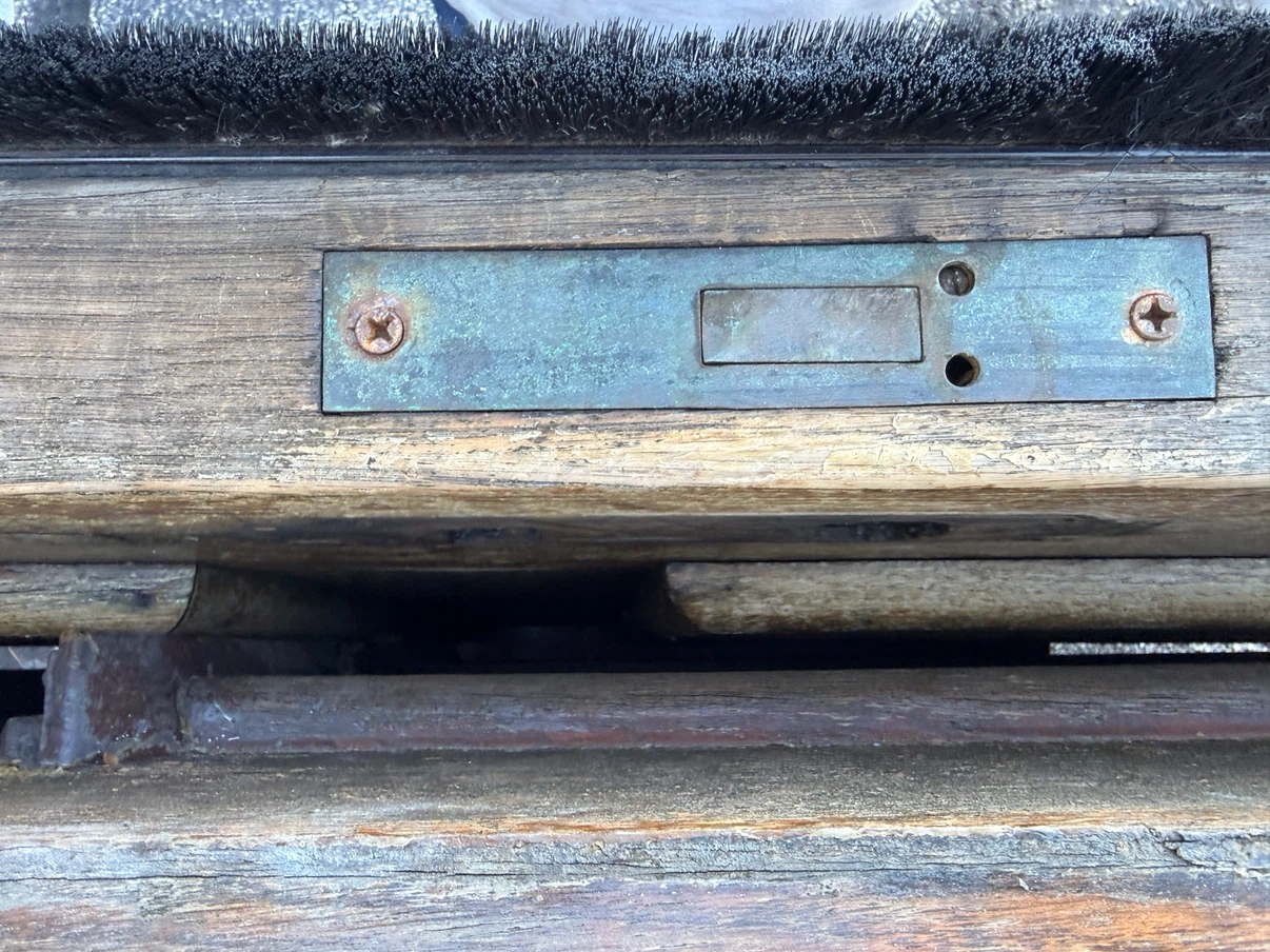 Vintage Oak Wood Door with Gothic Detailing - photo 3