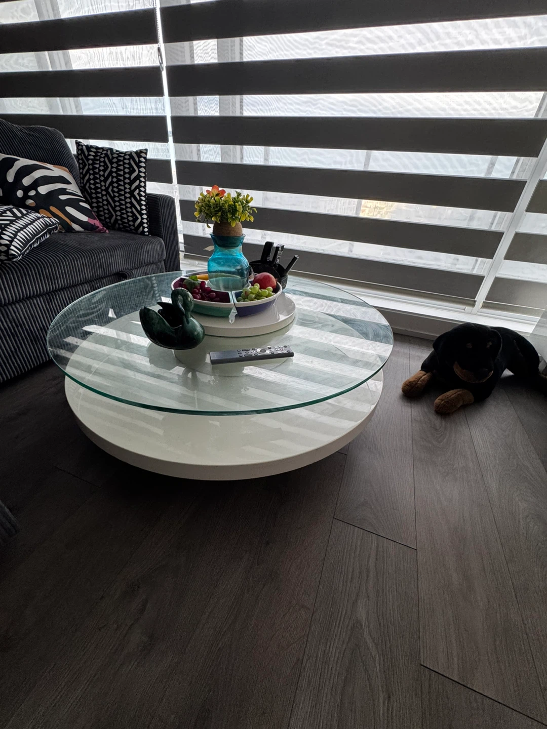 Modern round coffee table with glass top - photo 3