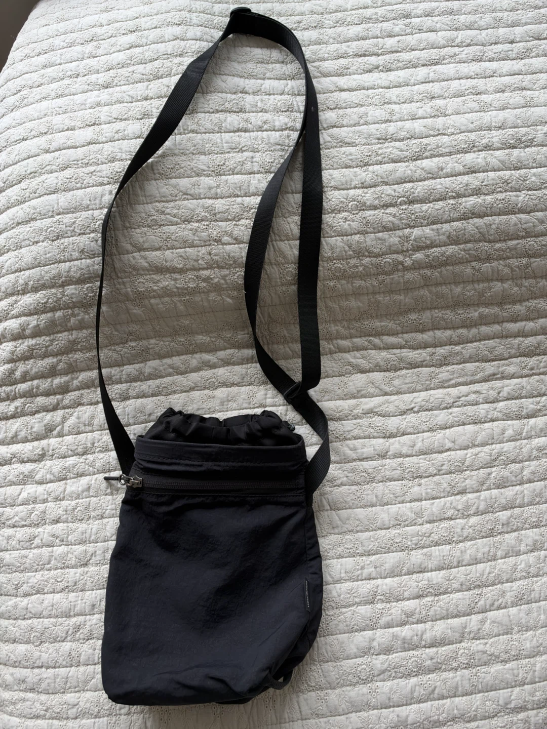 Water Bottle Crossbody with Front Pocket 2L Black
