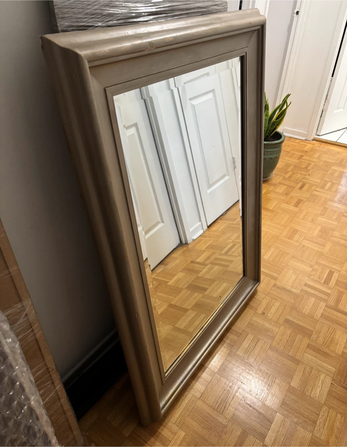 Arched wall mirror with metal scrollwork - photo 4