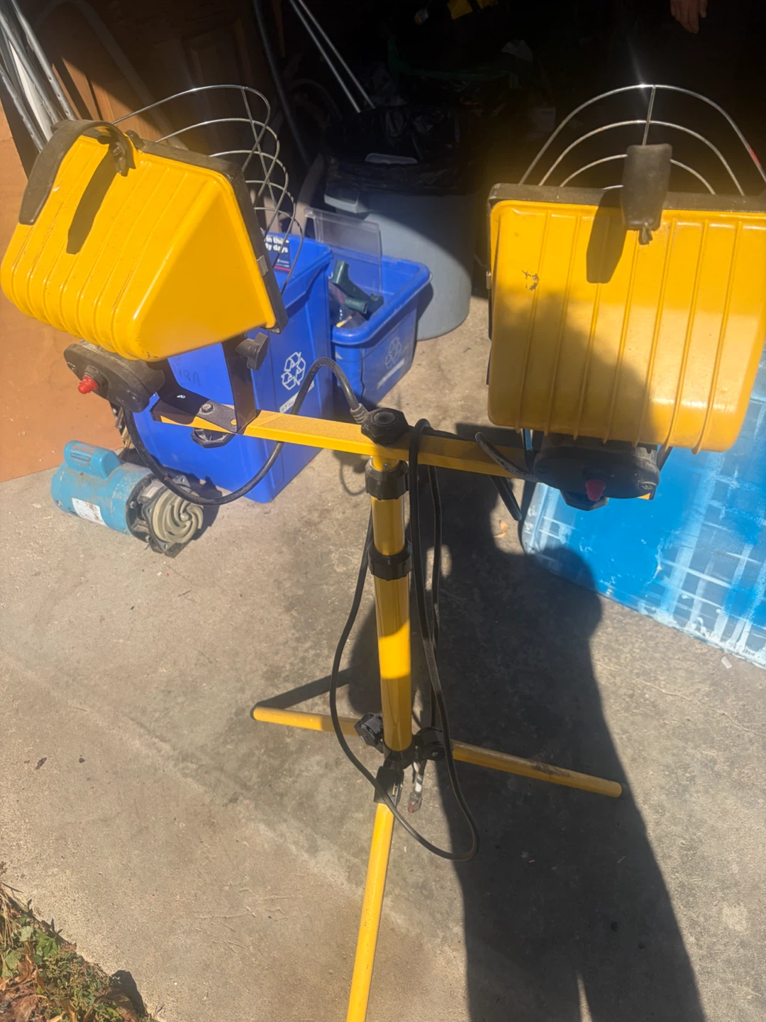 Dual Head Adjustable Work Light Stand - photo 3