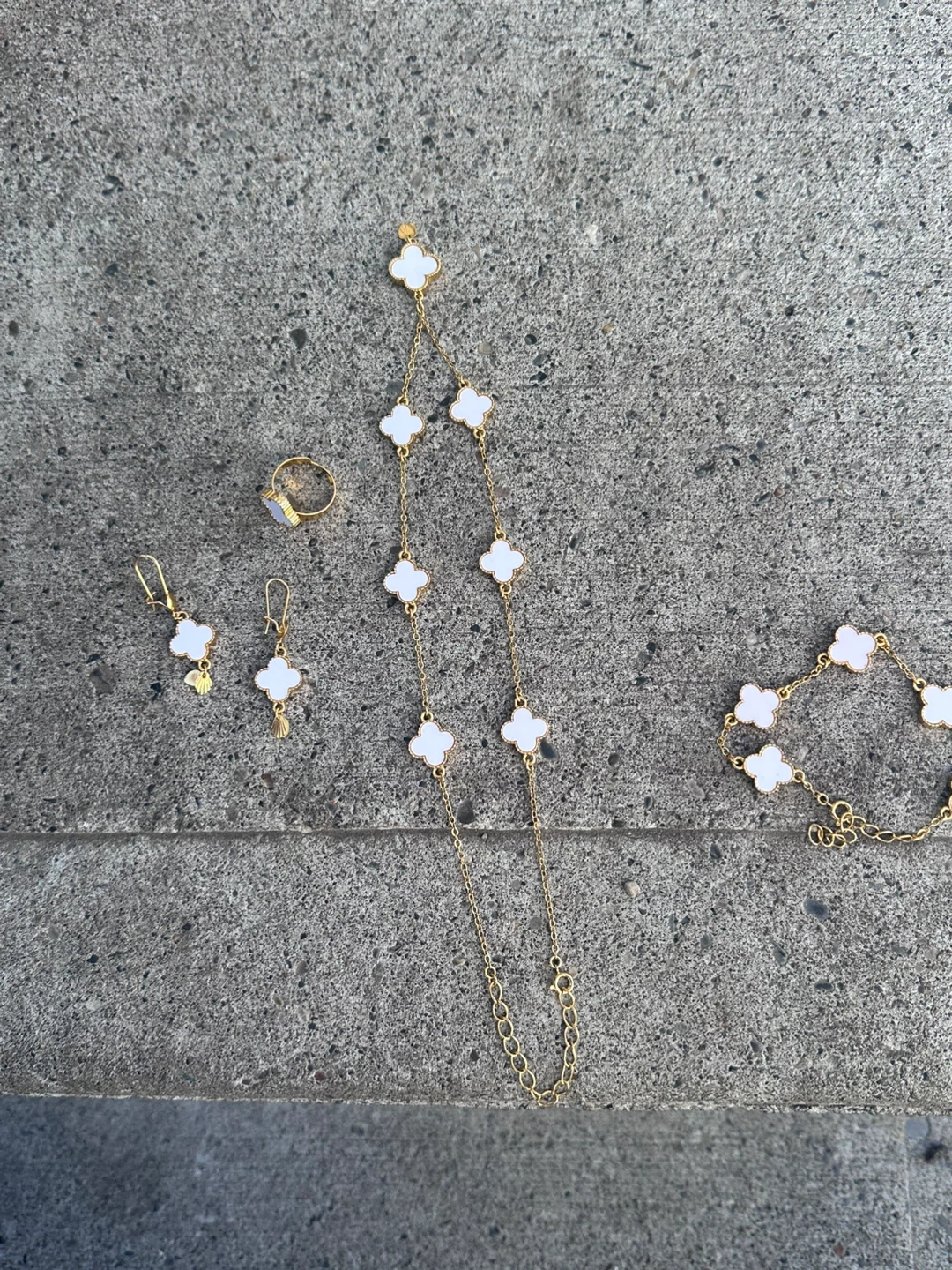 Clover motif jewelry set