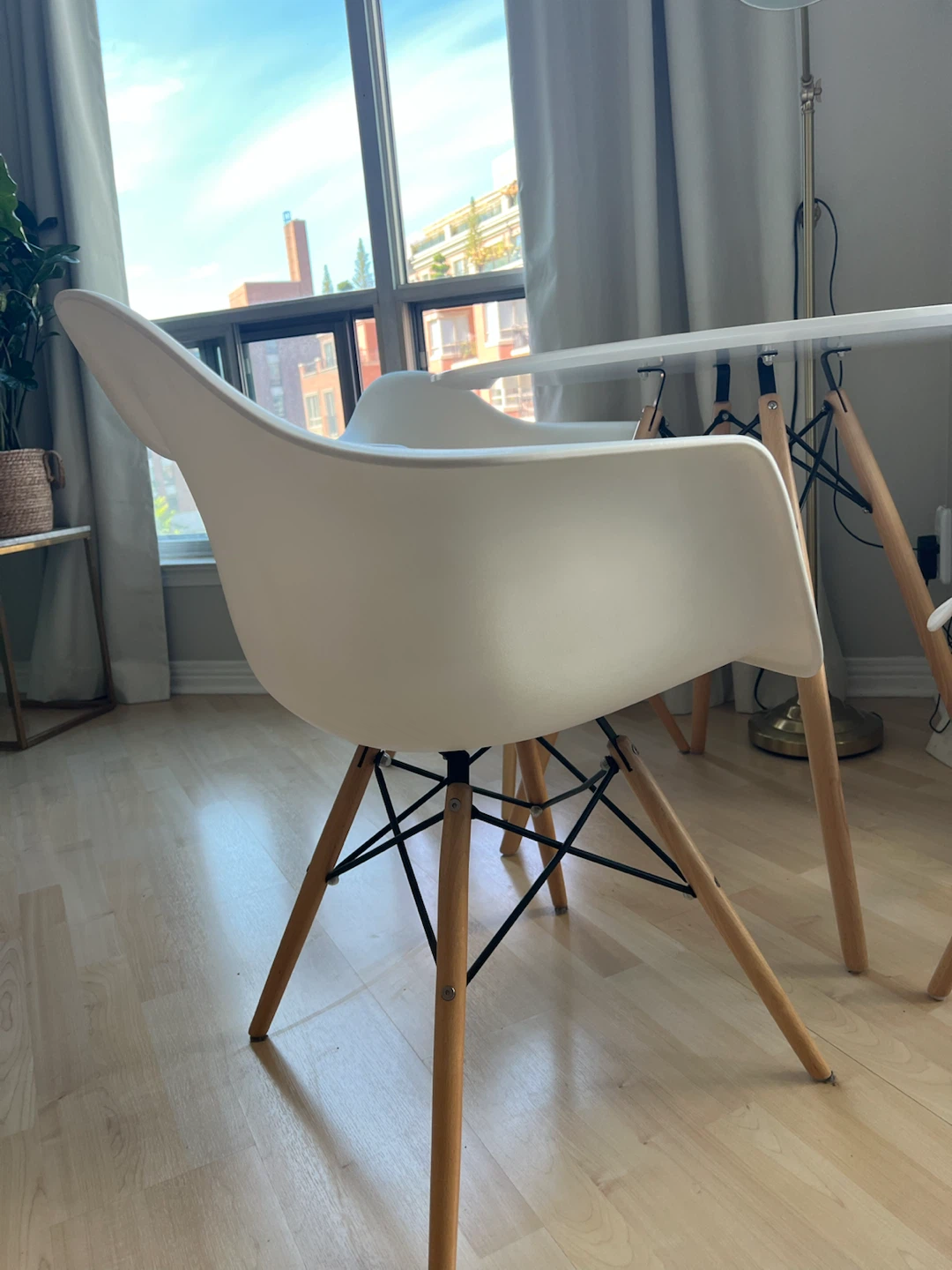 Mid-Century Modern Round Dining Table and 3 Chairs - photo 4