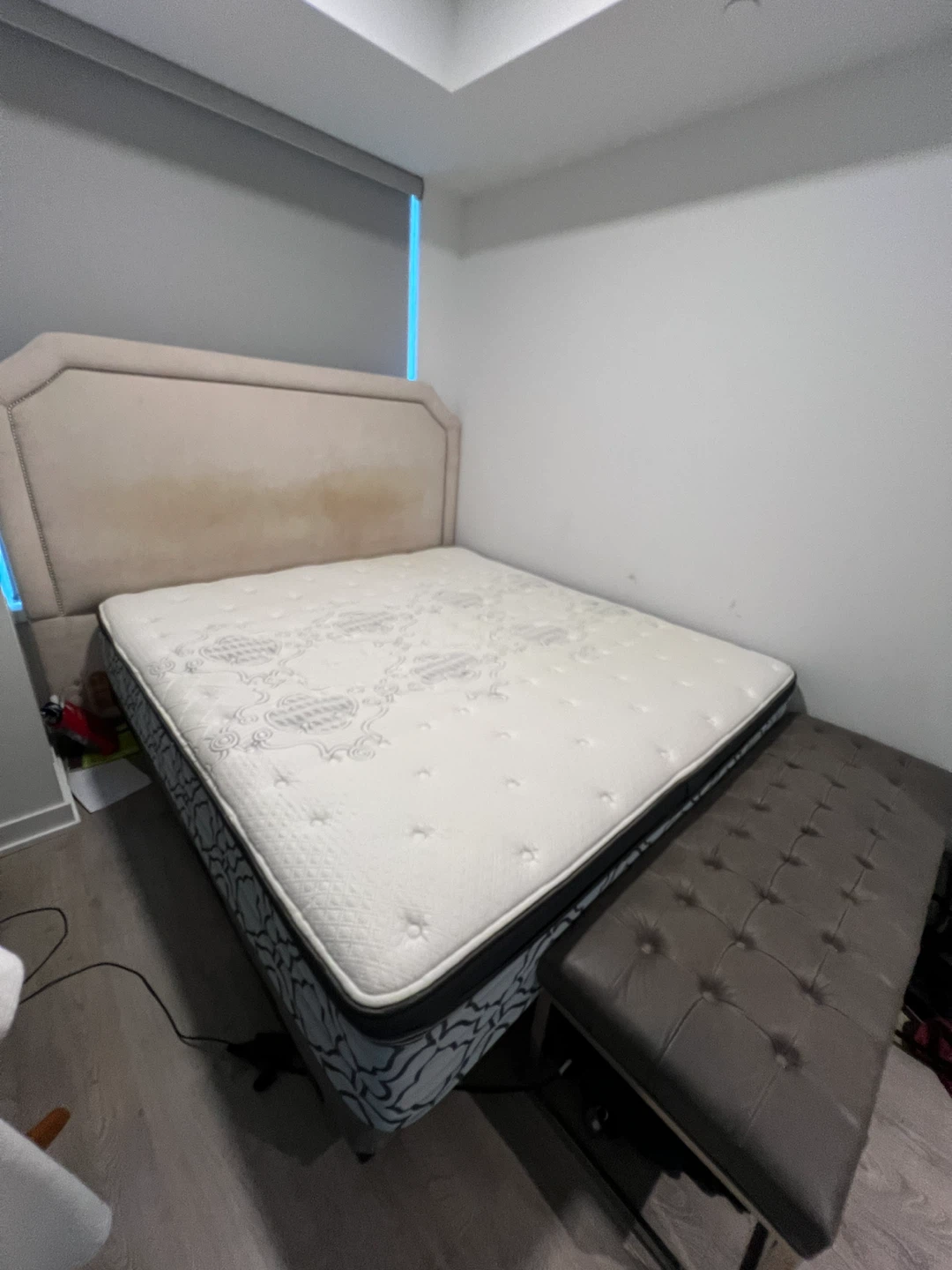 King-size bed and bench are available for free.