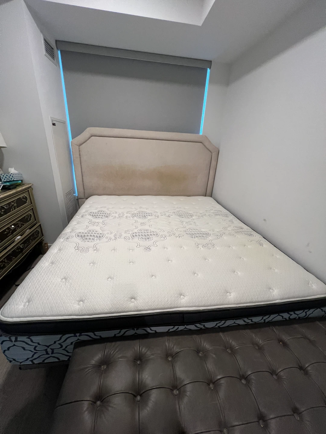 King-size bed and bench are available for free. - photo 2