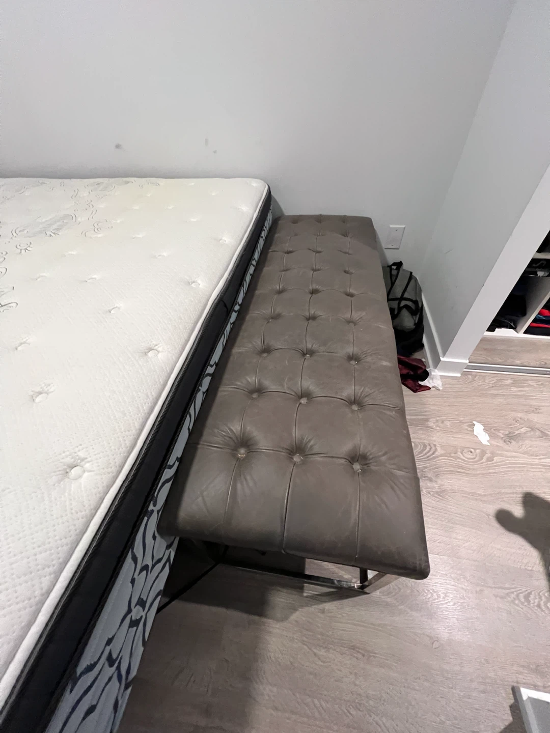 King-size bed and bench are available for free. - photo 3