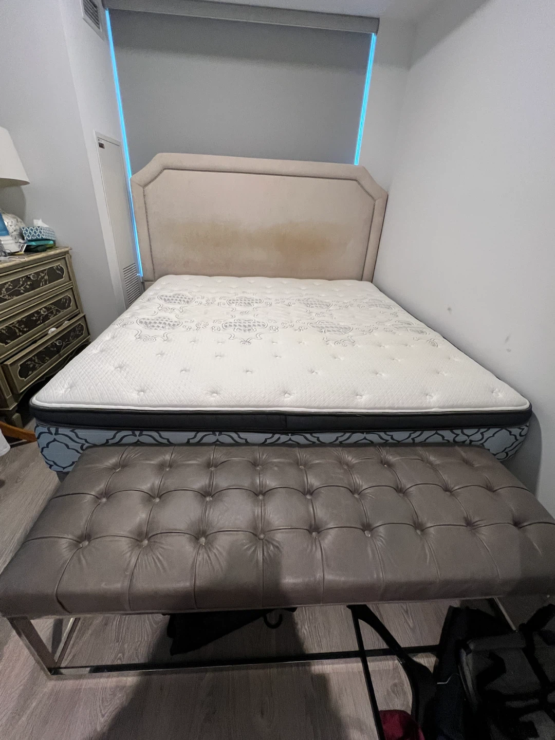 King-size bed and bench are available for free. - photo 4