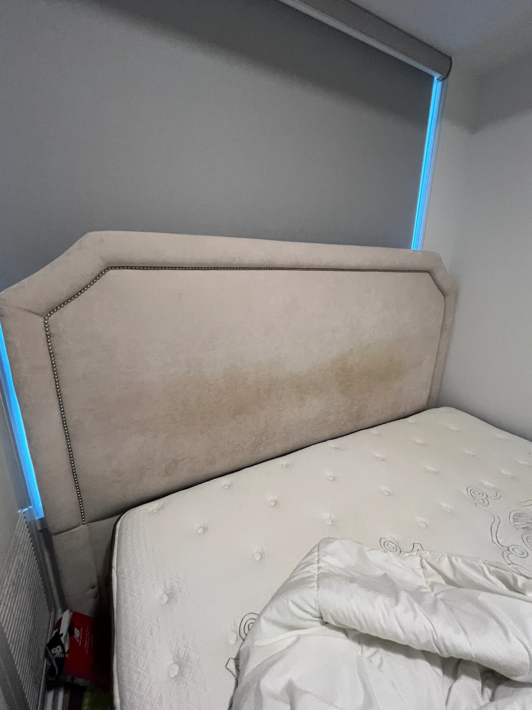 King-size bed and bench are available for free. - photo 5