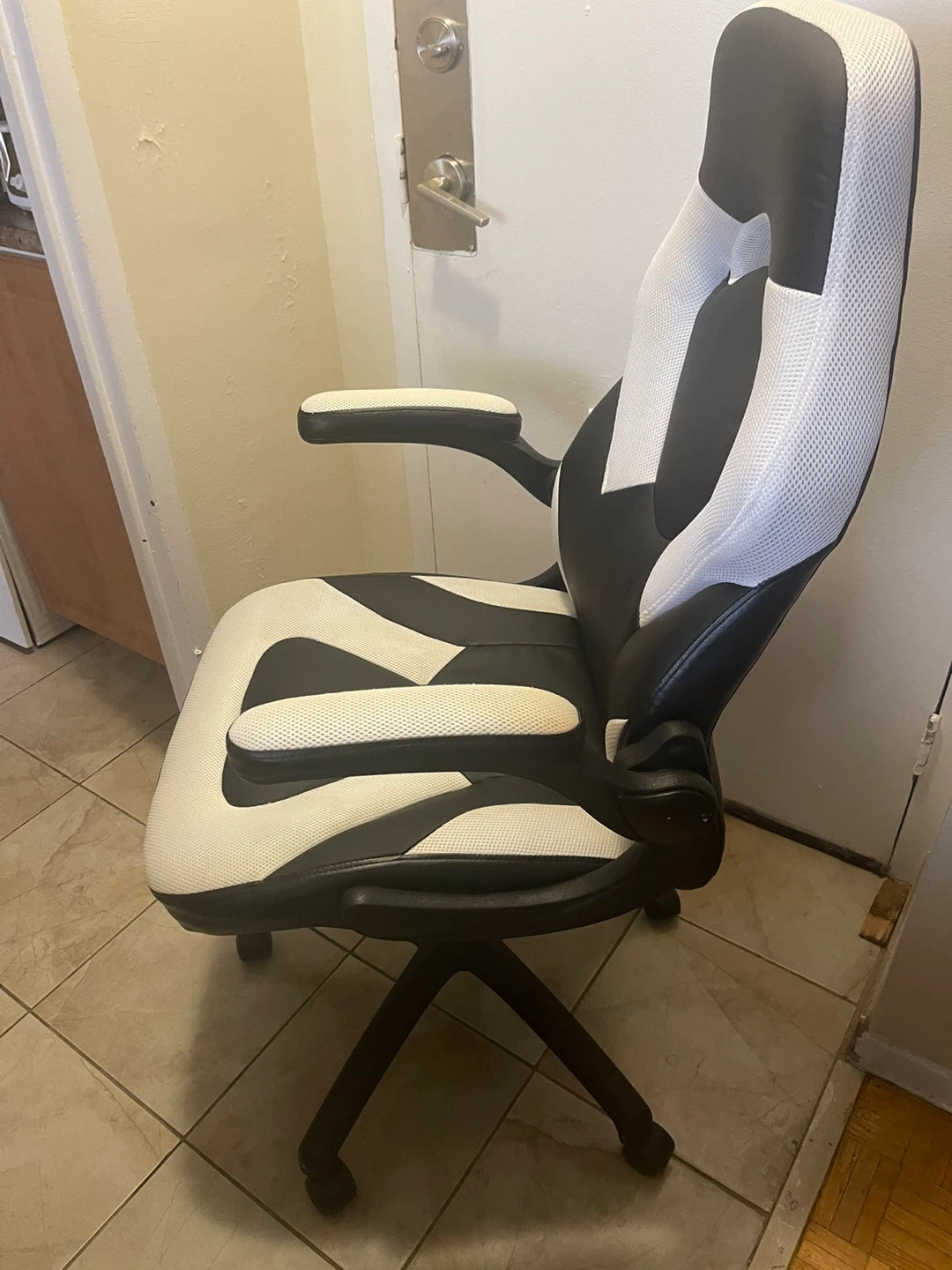 Black and white office gaming chair - photo 2