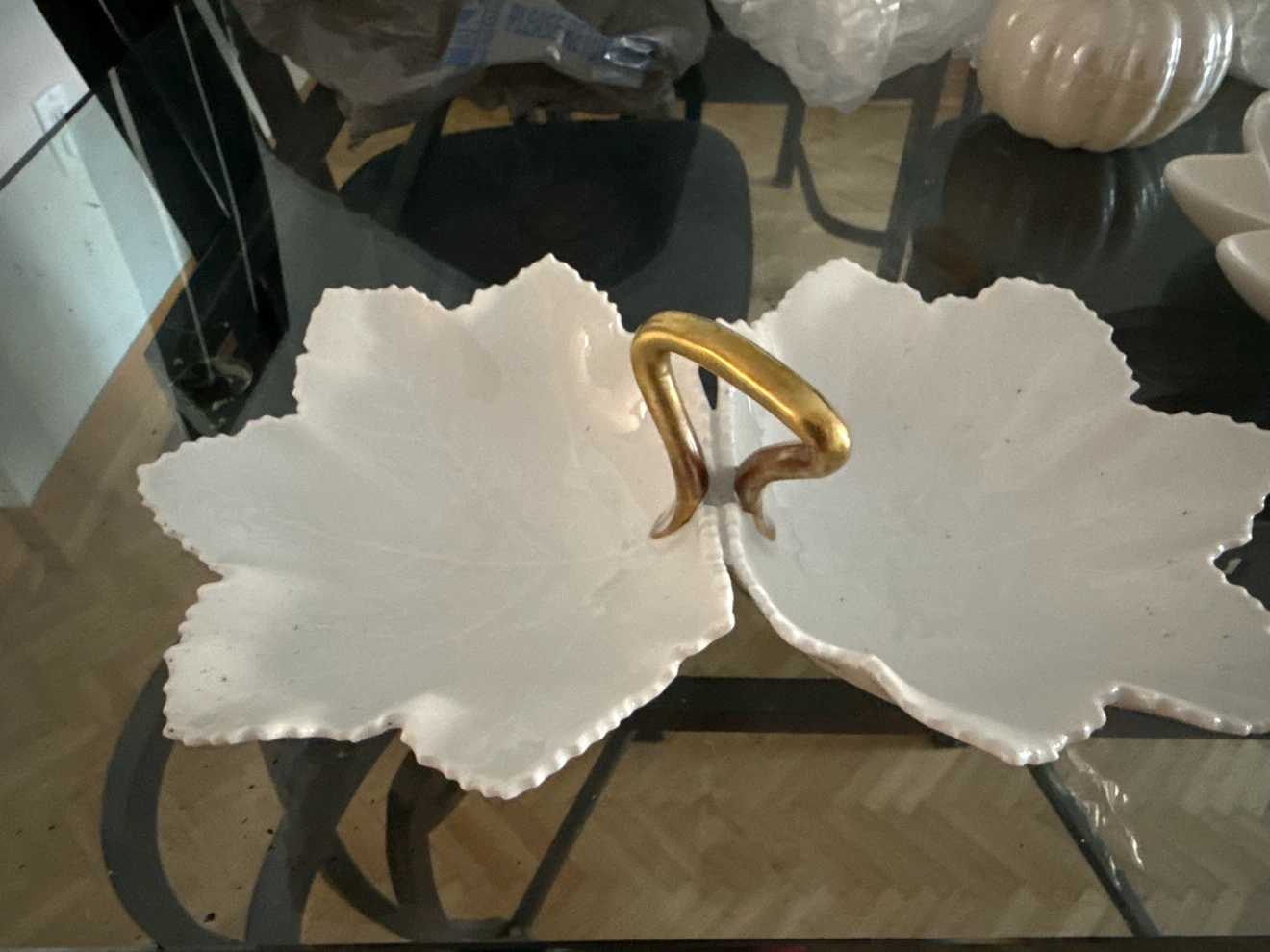 White double leaf dish