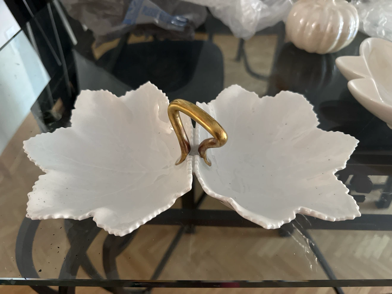 White double leaf dish - photo 2