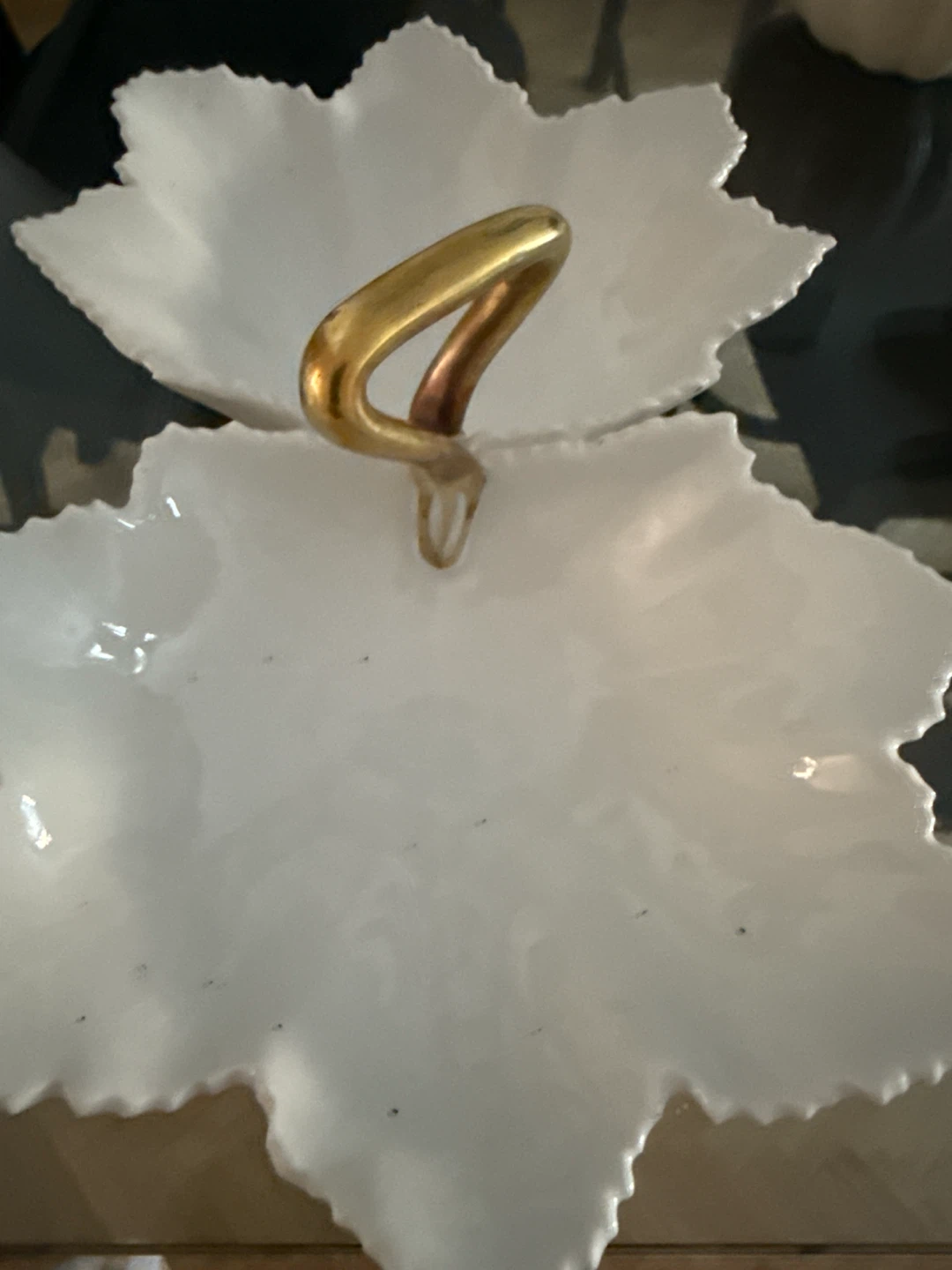White double leaf dish - photo 3