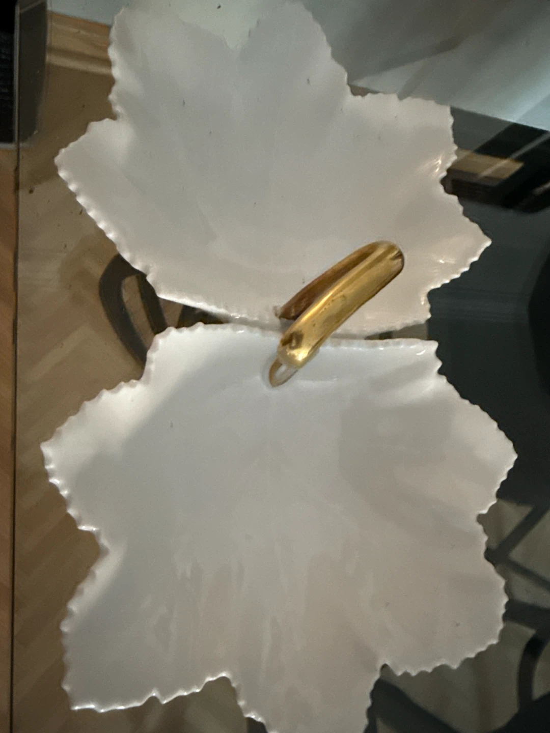 White double leaf dish - photo 4