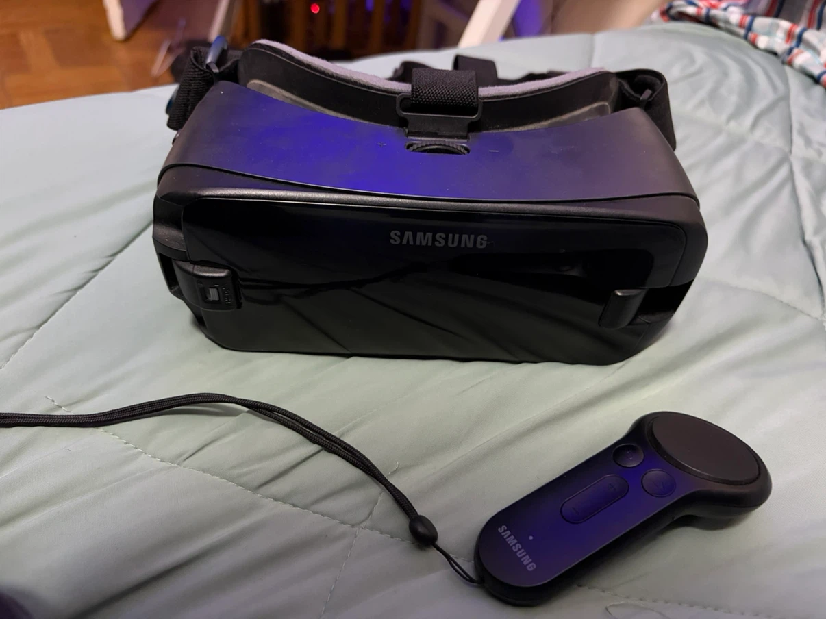 Samsung Gear VR Headset with Controller