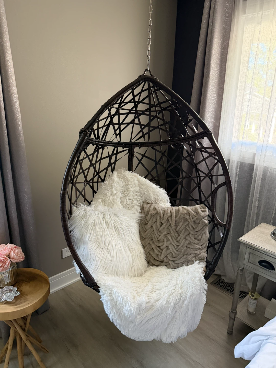 Beautiful Hanging Egg Chair / Indoor / Outdoor Swing Chair