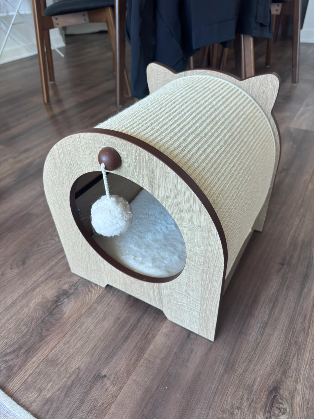 Cat Scratching Lounge House - photo 3