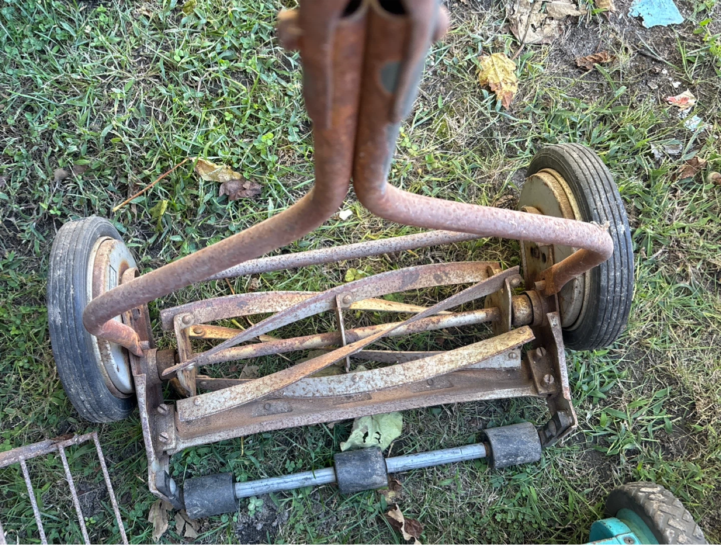 Manual Reel Lawn Mowers (2) - photo 3