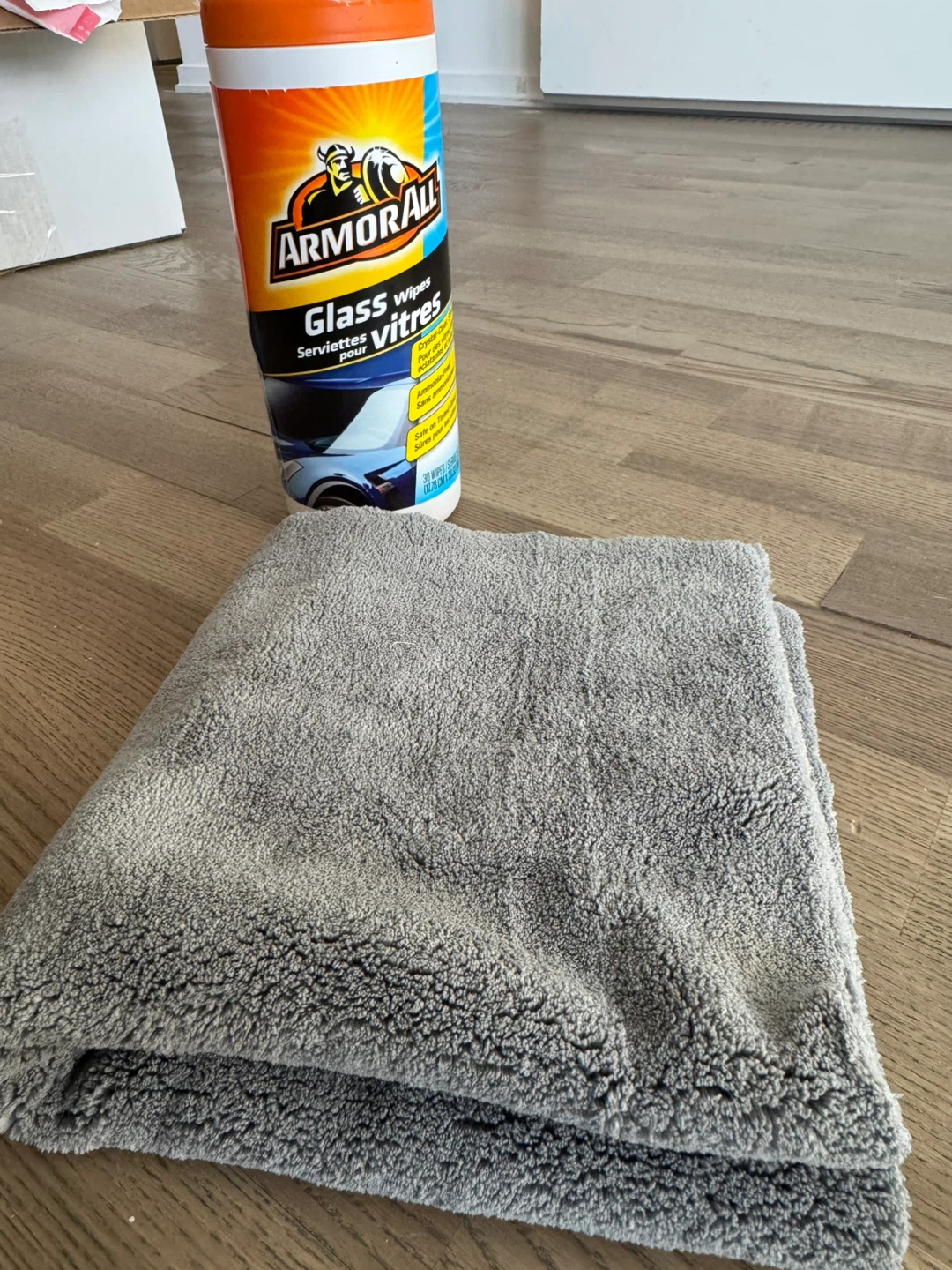 Canadian Tire expensive glass Wipes and Microfibre Cloth - photo 2