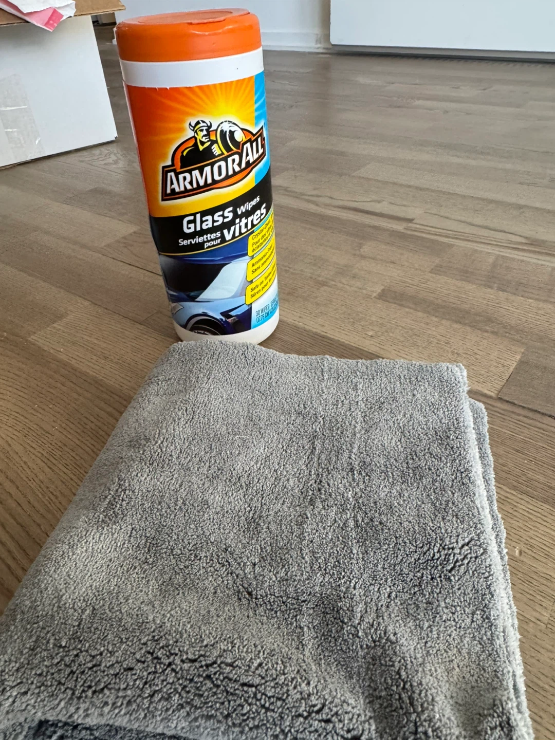 Canadian Tire expensive glass Wipes and Microfibre Cloth - photo 3