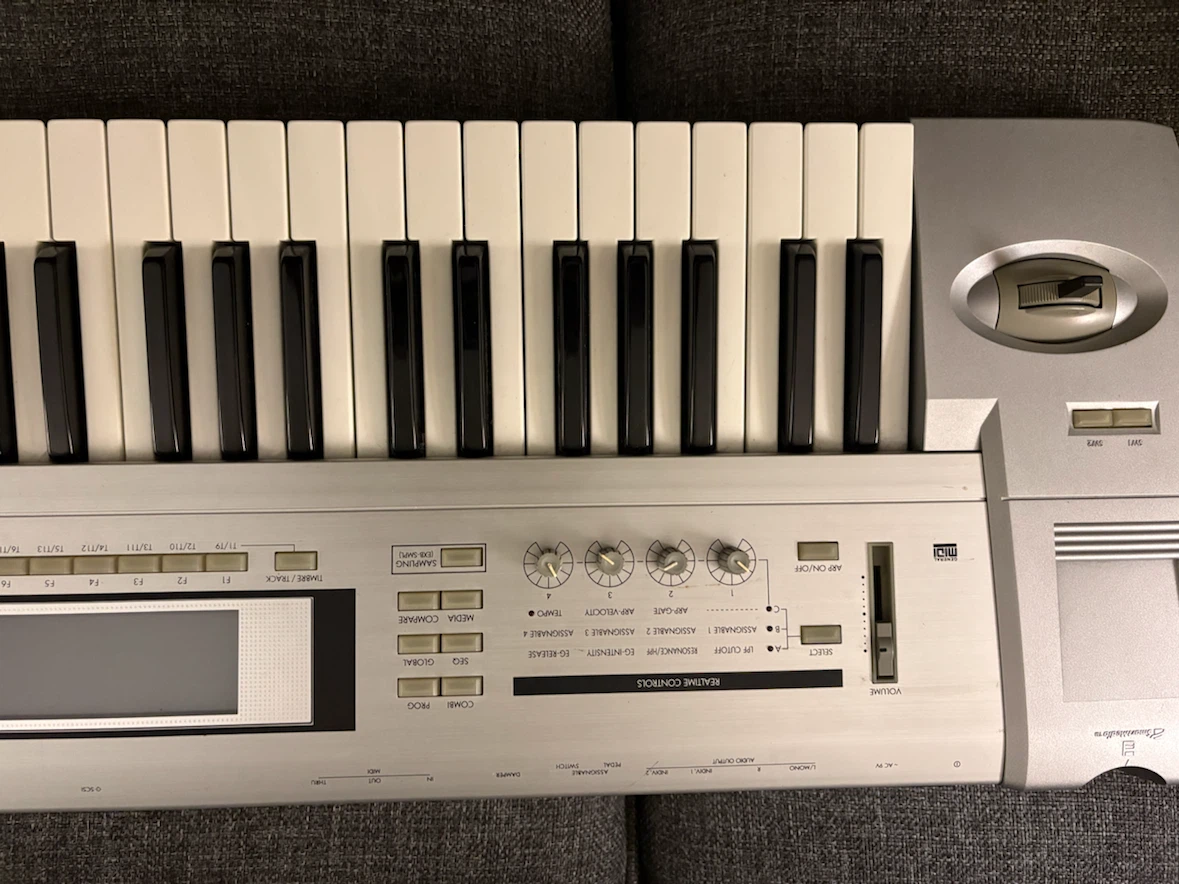 Korg Triton Le Music Workstation - photo 2