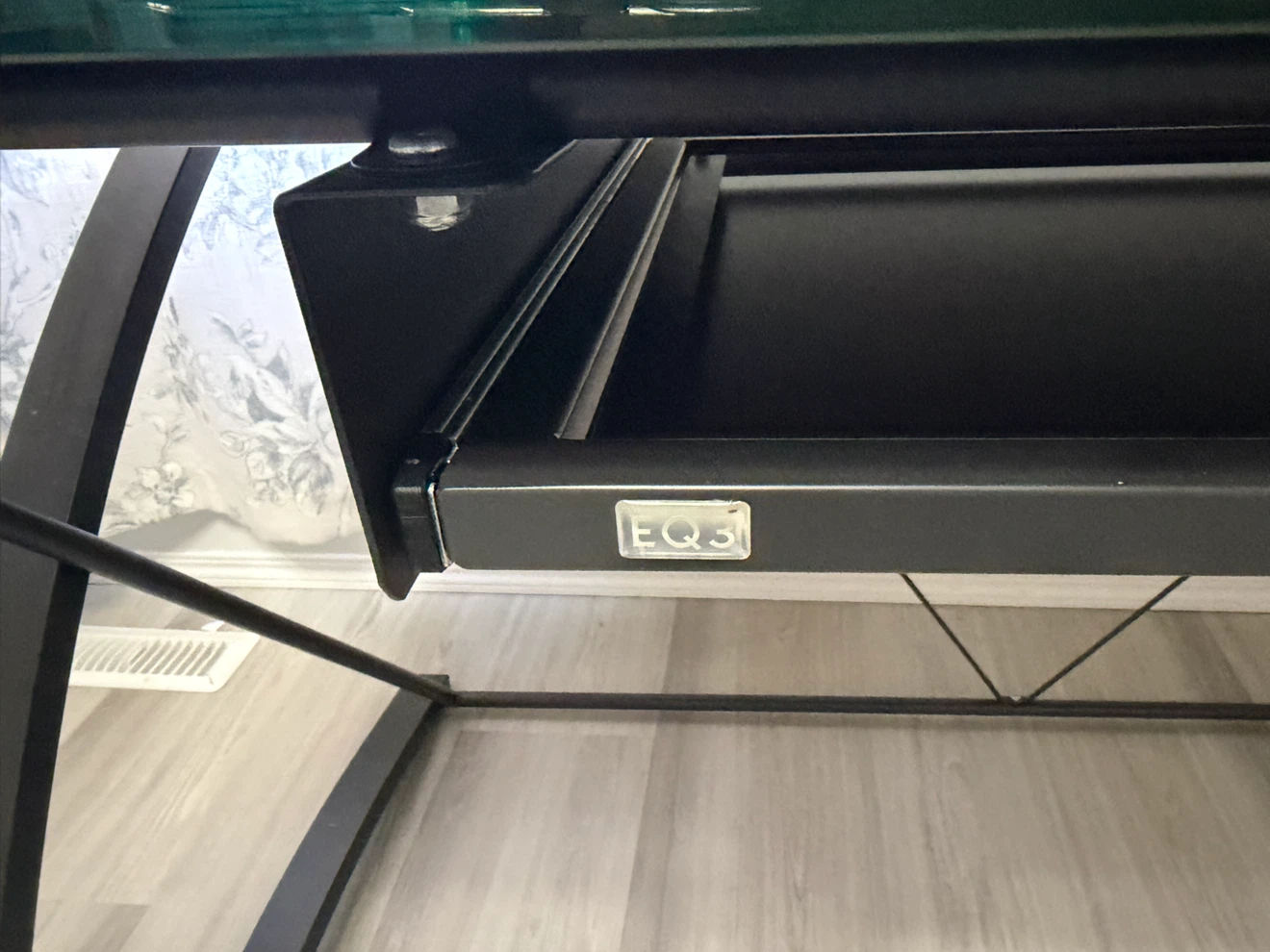 EQ3 glass desk - photo 3