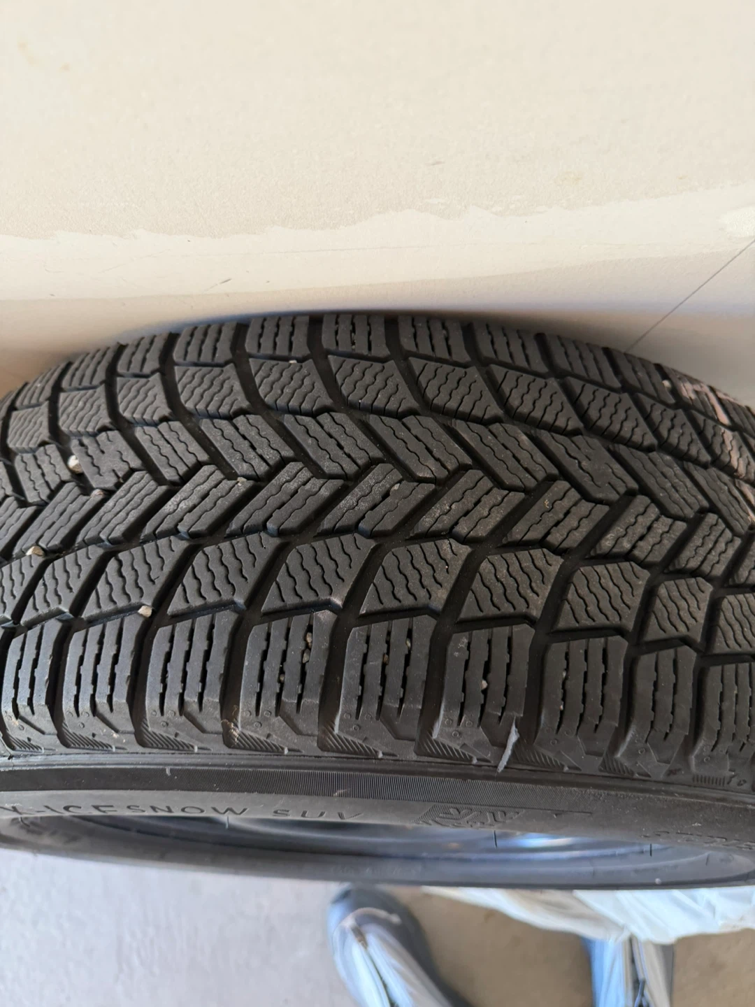 Set of 4 Michelin X-Ice Snow SUV Winter Tires - photo 4