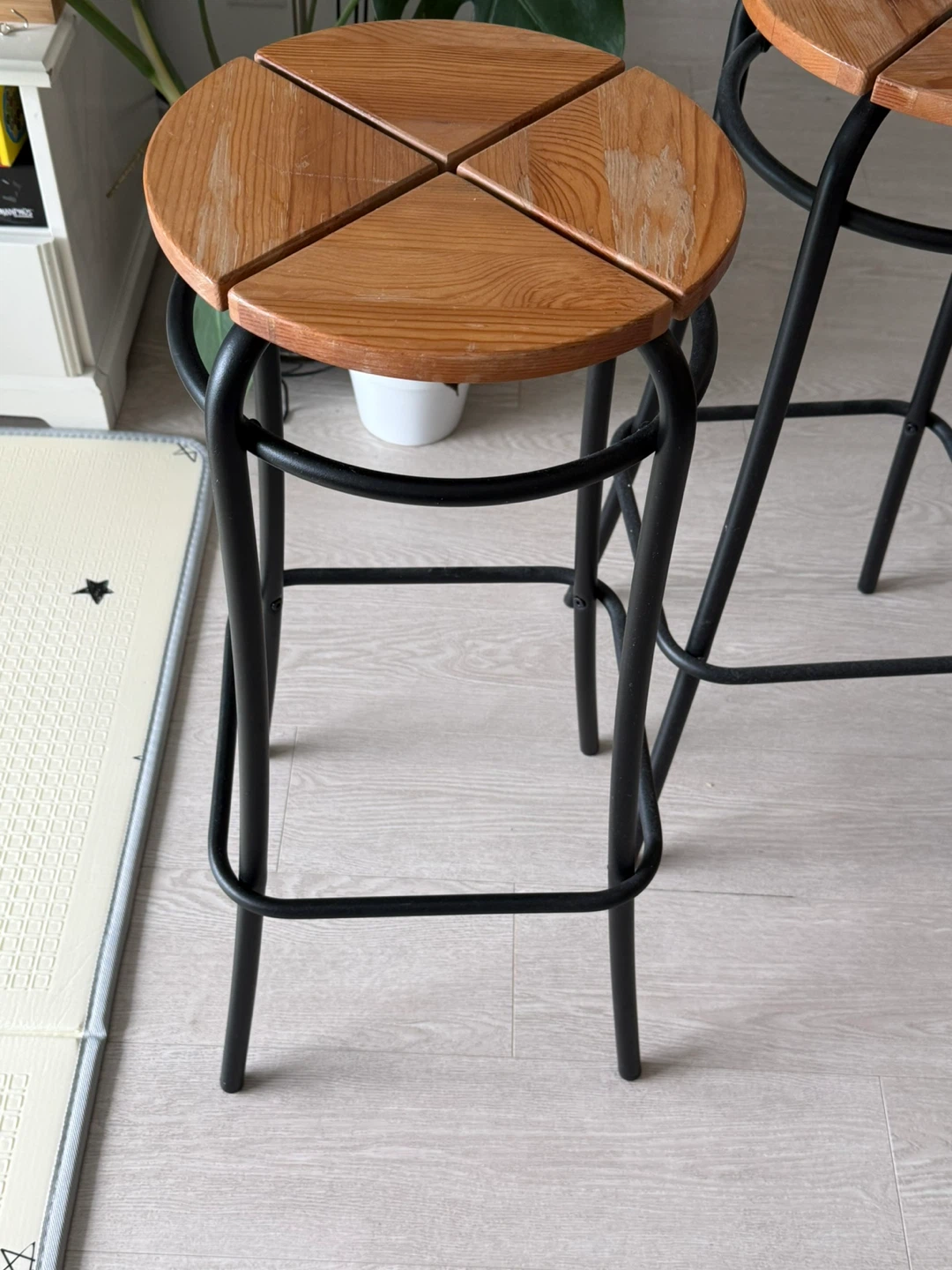 Two wooden bar stools - photo 2