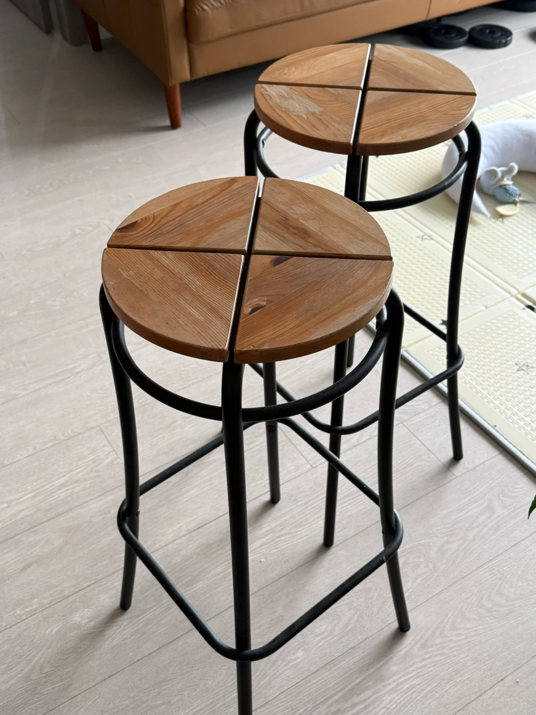 Two wooden bar stools - photo 4