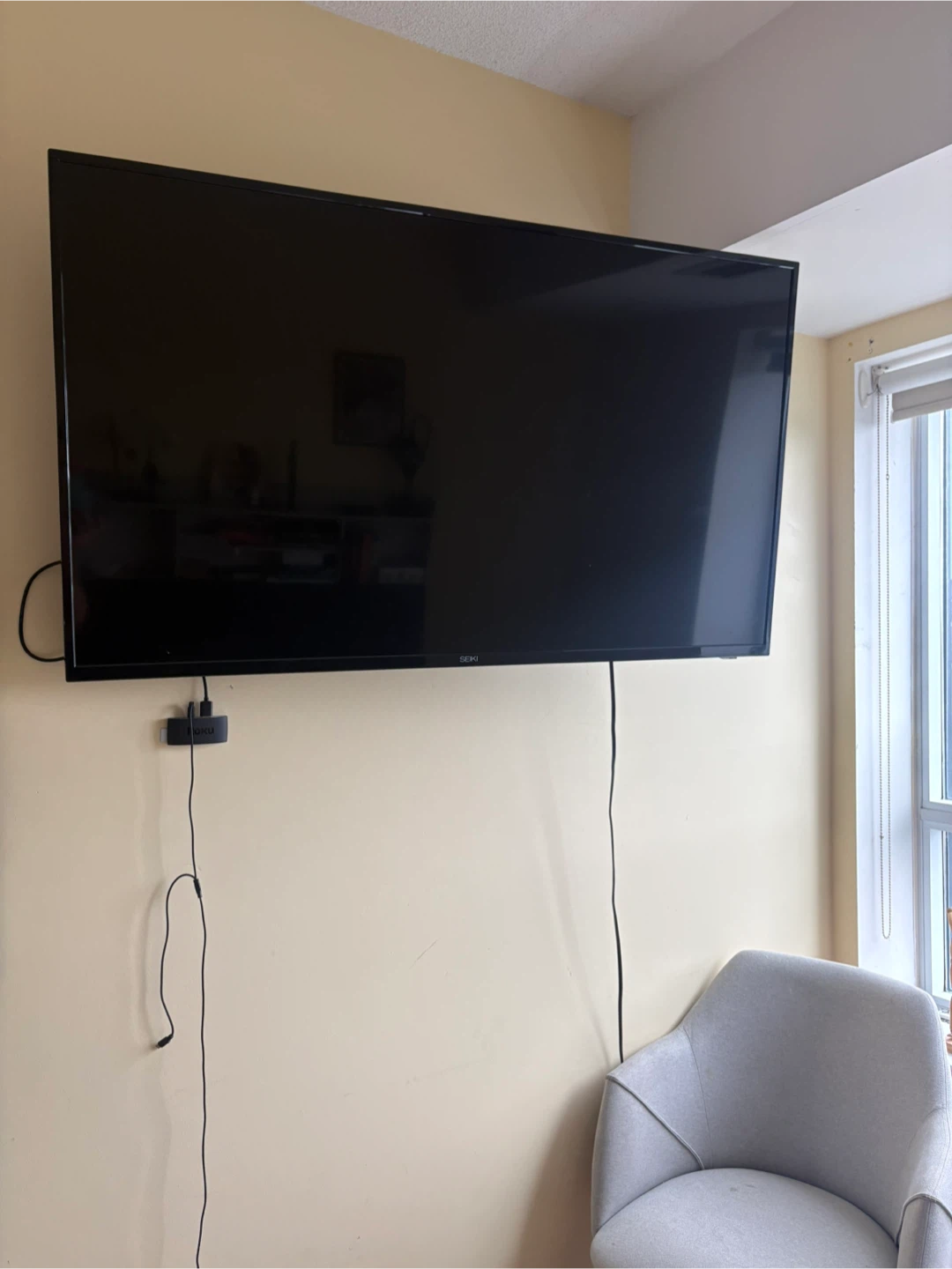 Seiki TV with roku and tv mount 50”