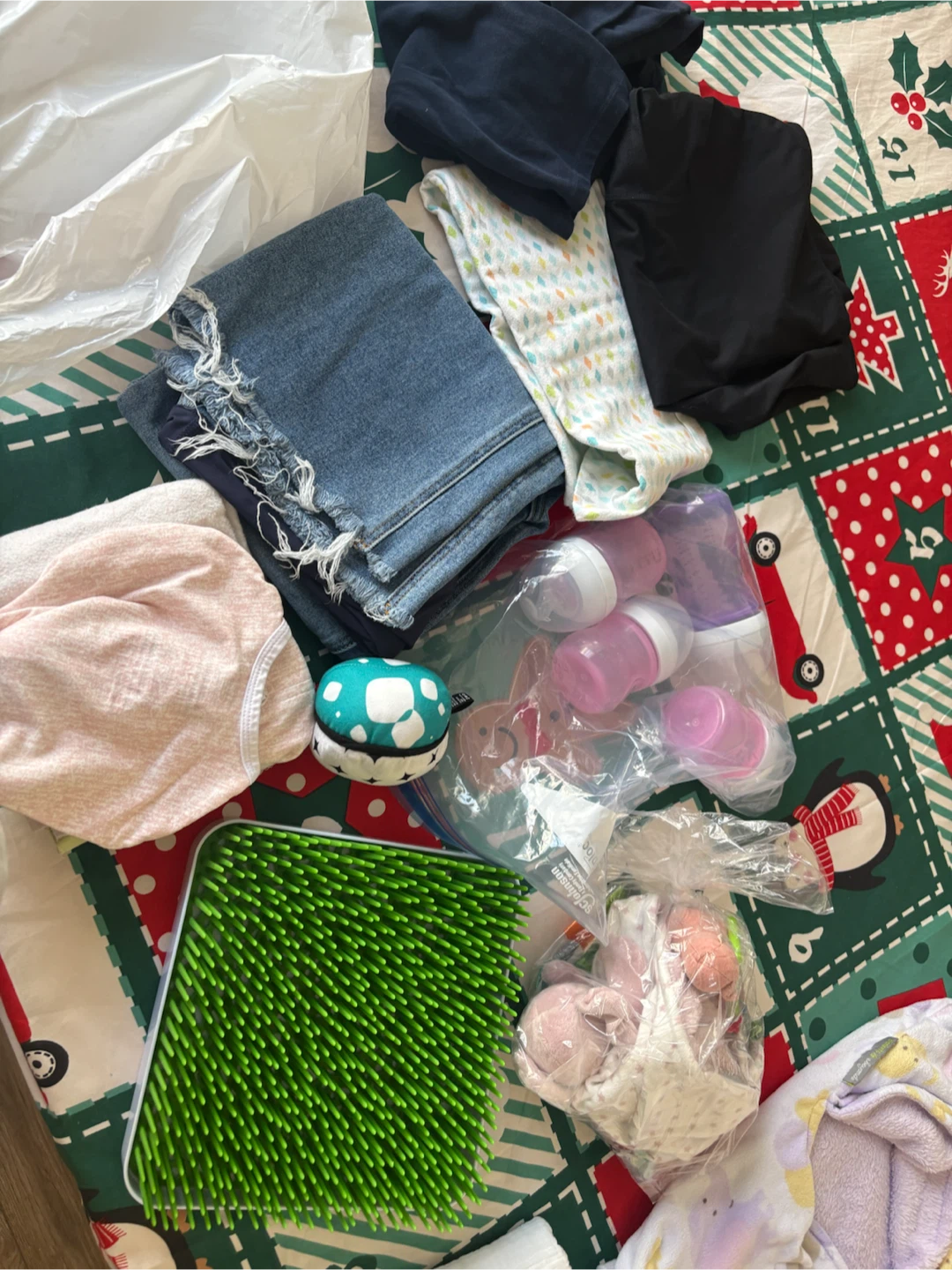 Baby items bundle including blankets and bottles - photo 2