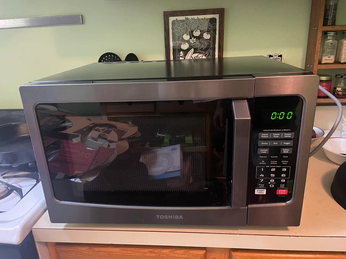 Toshiba Countertop Microwave w/ dish cover