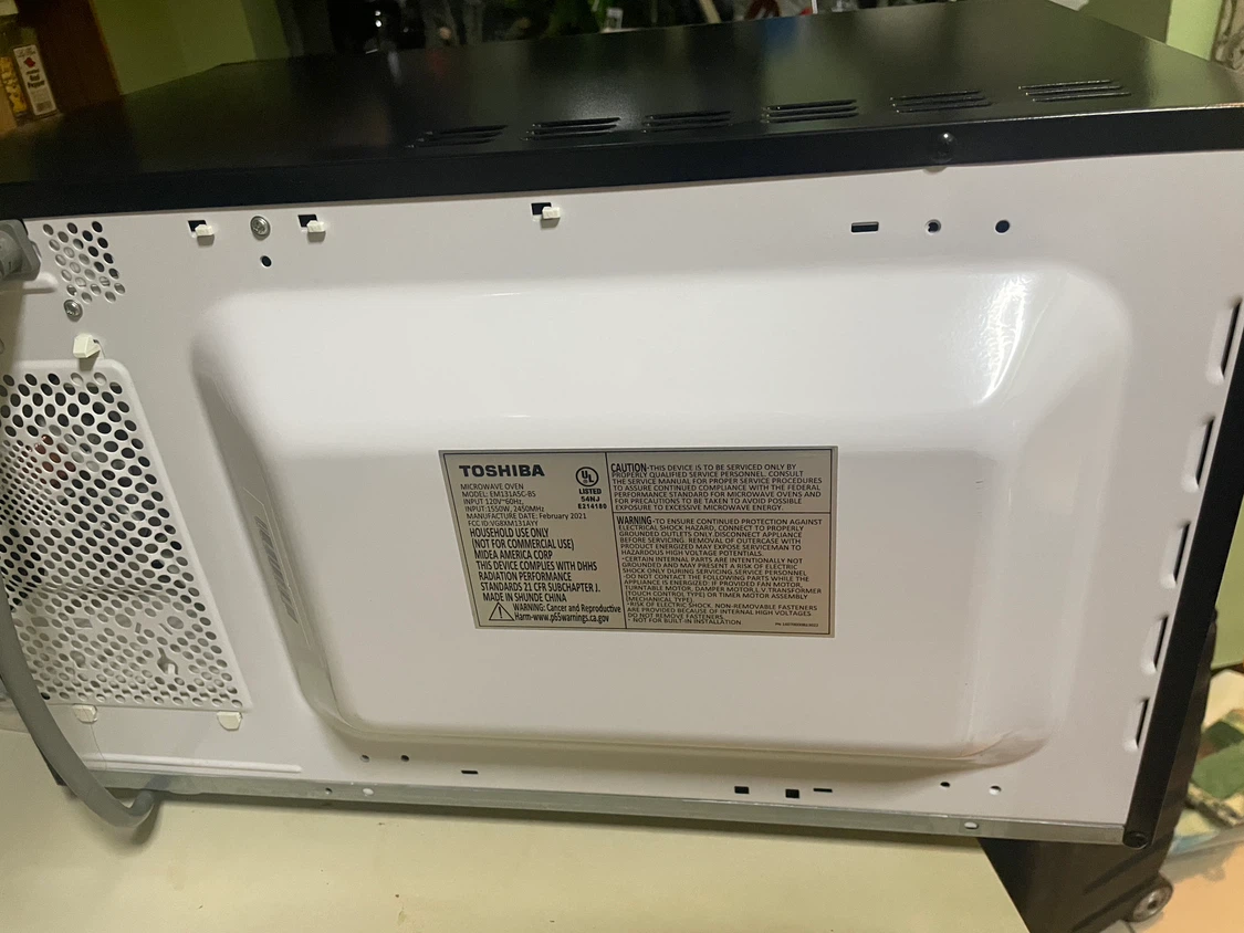 Toshiba Countertop Microwave w/ dish cover - photo 3