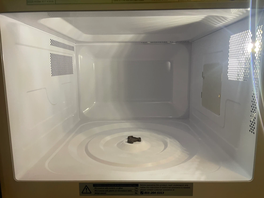 Toshiba Countertop Microwave w/ dish cover - photo 4