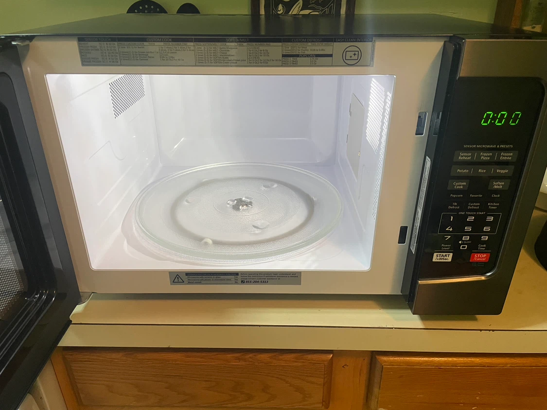 Toshiba Countertop Microwave w/ dish cover - photo 5