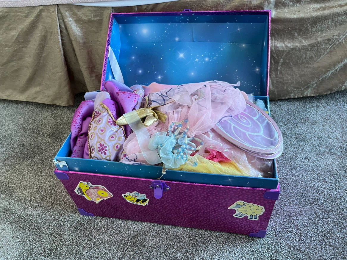 Costume trunk / chest with dress-up outfits - photo 2
