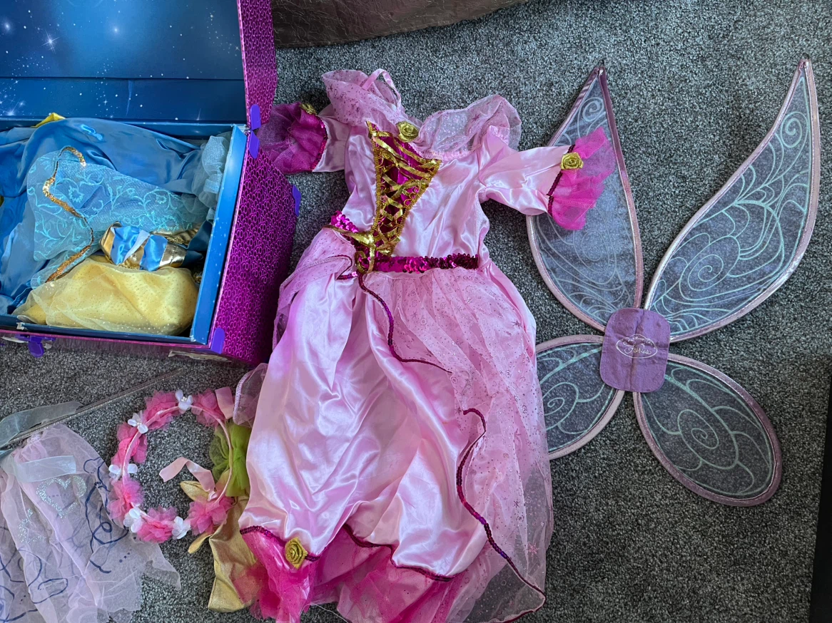 Costume trunk / chest with dress-up outfits - photo 3