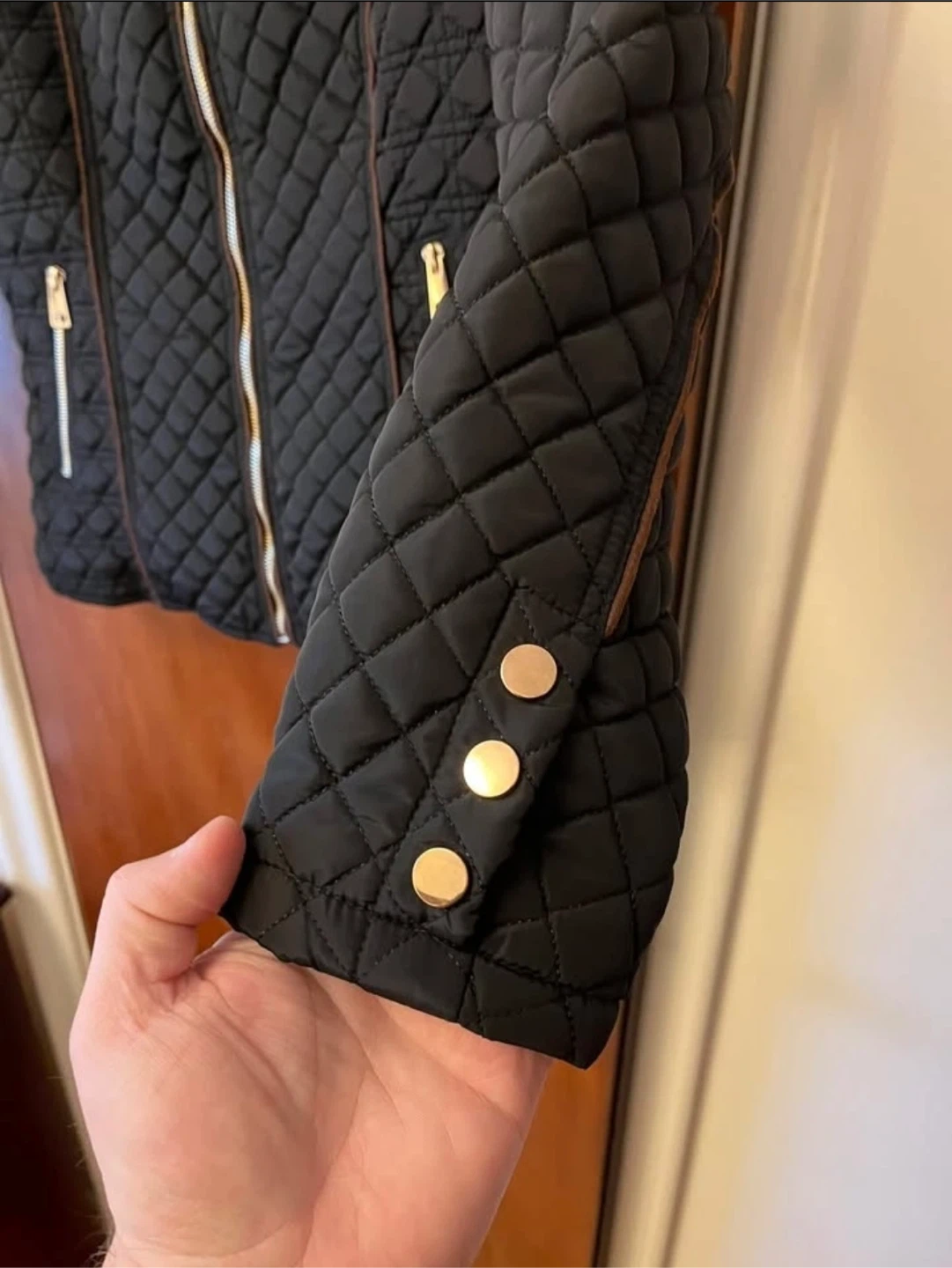 WOMEN'S QUILTED JACKET with Gold Zipper. Size M - photo 4