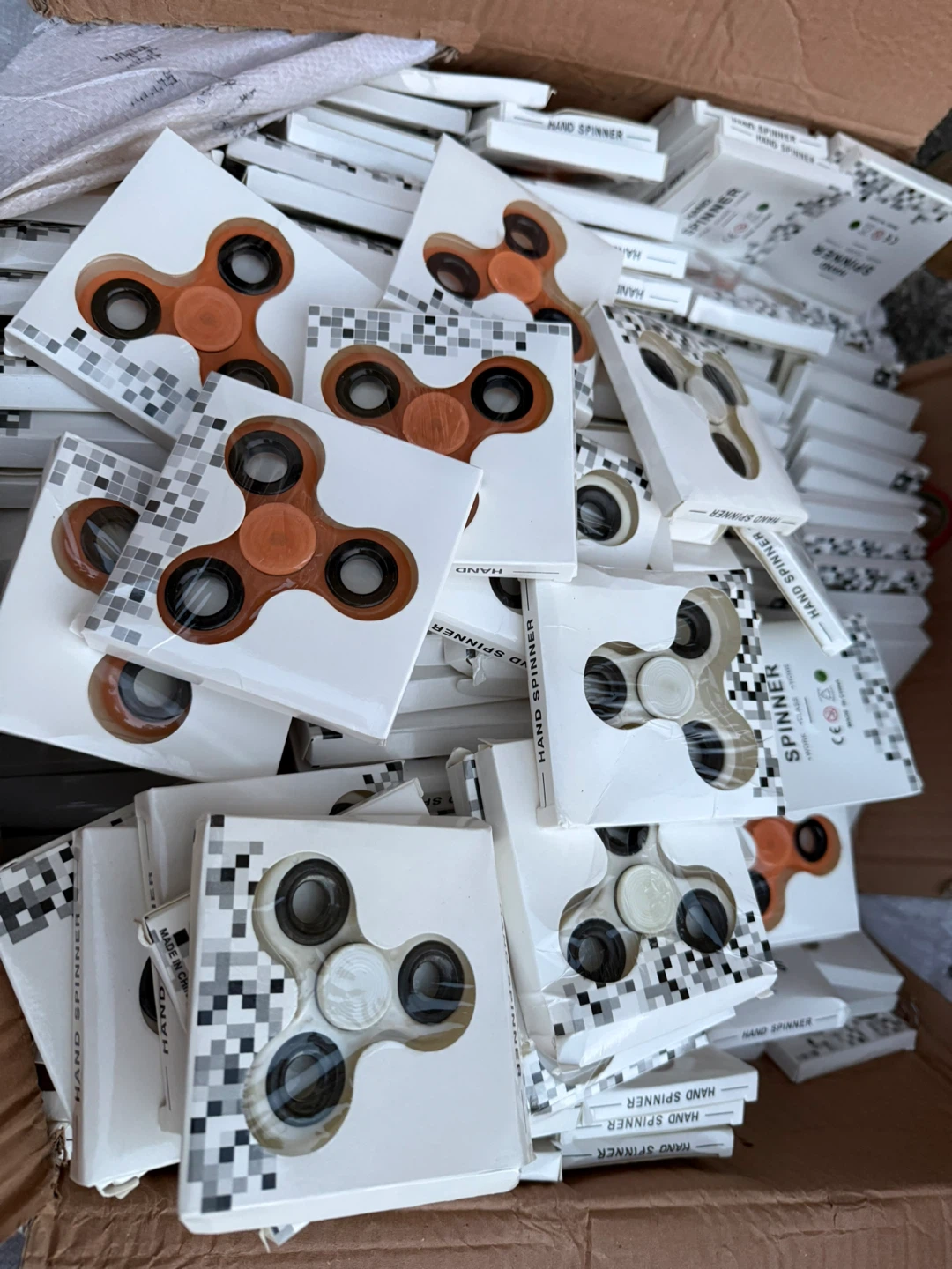 Box of Assorted Hand Spinners - 299 pieces - photo 3